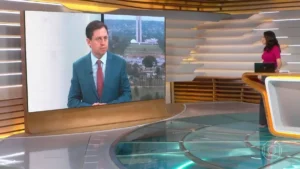 Jovem brasileiro usando smartphone com ícones de redes sociais flutuando, representando a viralização nas eleições de 2026.