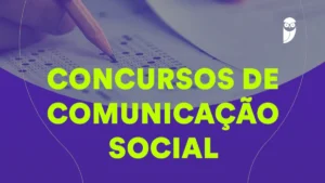 Profissional de comunicação estudando para concursos públicos de 2026.