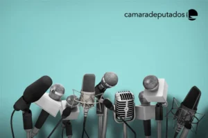 Membros do Conselho de Comunicação da Câmara dos Deputados debatendo estratégias para a TV 3.0 e rádios públicas em uma reunião