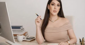 Profissionais de marketing e comunicação discutindo estratégias em sala moderna com dados e gráficos