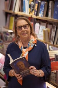 Jornalista Vera Íris Paternostro lançando o livro Aristóteles no Mundo Digital na Livraria Jaqueira, Recife