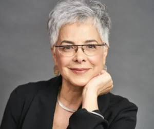 Profissionais de médio porte em reunião, praticando comunicação transparente para fortalecer a governança corporativa