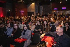 Profissionais fazem networking no ESPM Talks 2026 no Hard Rock Cafe Curitiba, com foco no lançamento do Prime MBA.