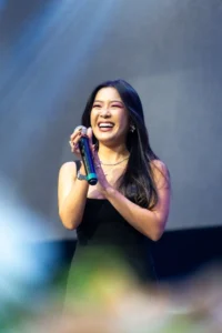 Karol Babadeira palestrando sobre marketing digital em Ponta Grossa para uma plateia atenta